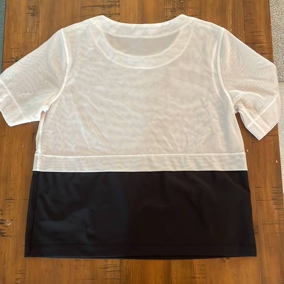 EUC lululemon mesh T back and white size 4 - Picture 3 of 3